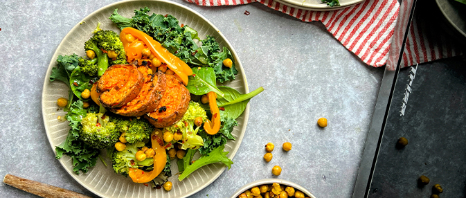 Bunter Süsskartoffel-Superfood Salat mit Brokkoli, Kichererbsen und frischem Blattgemüse auf einem Teller.