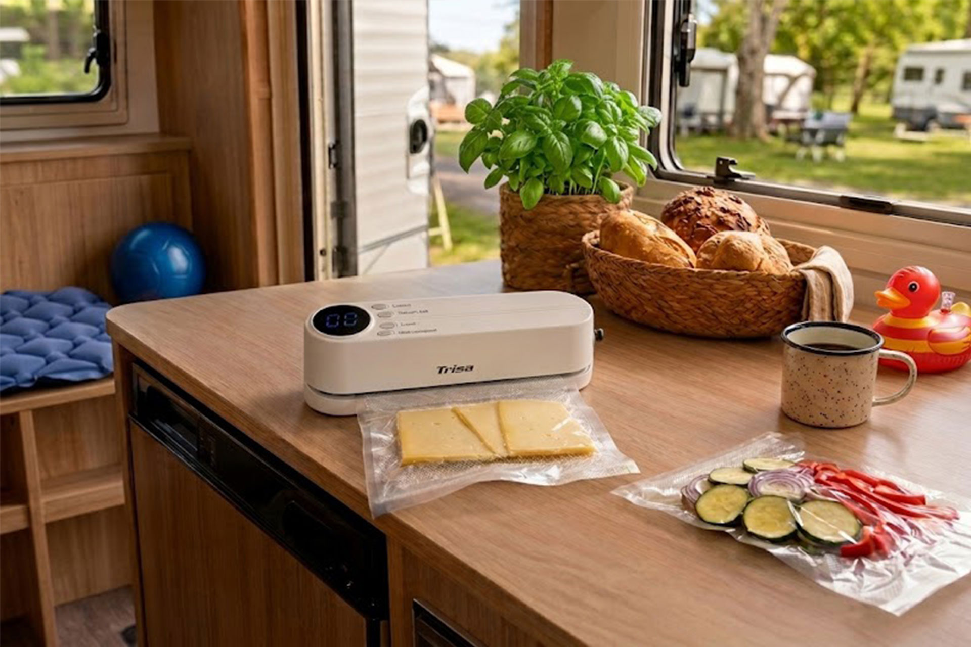 Ambiance : la machine sous vide Go Fresh Mini dans un camping-car