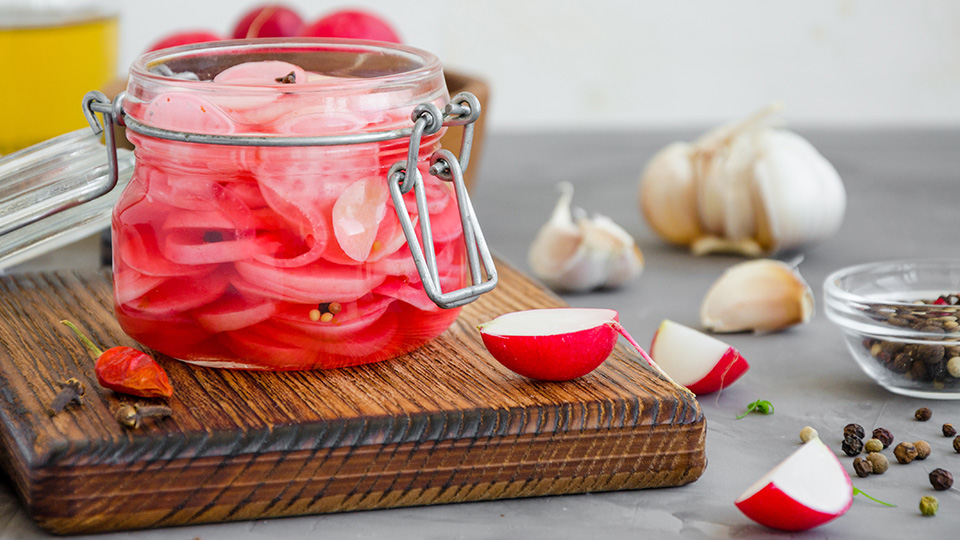 Eingelegte Radieschen im Glas