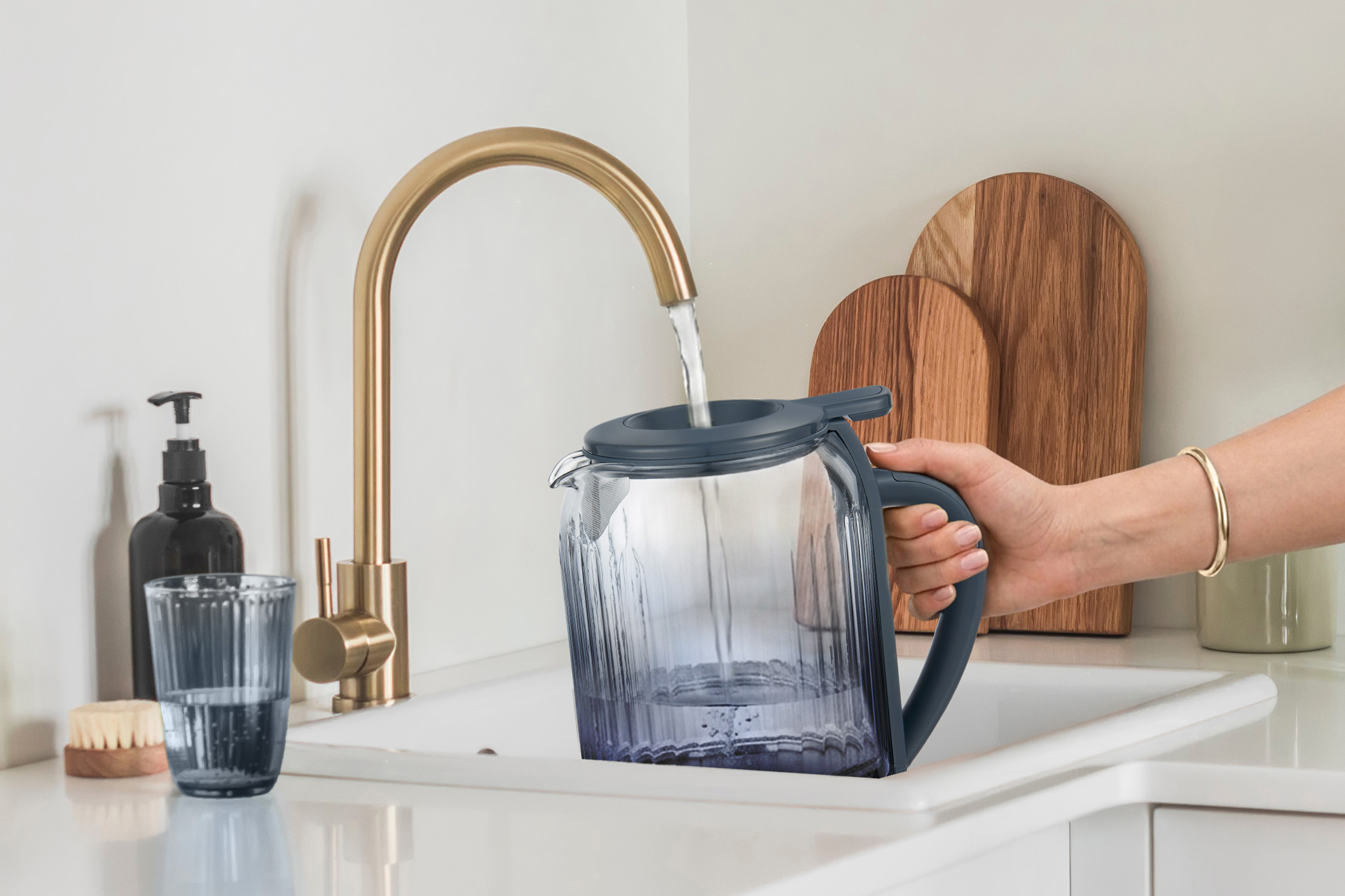 Bild zeigt wie Wasser direkt durch den Deckel in den Wasserkocher gefüllt wird