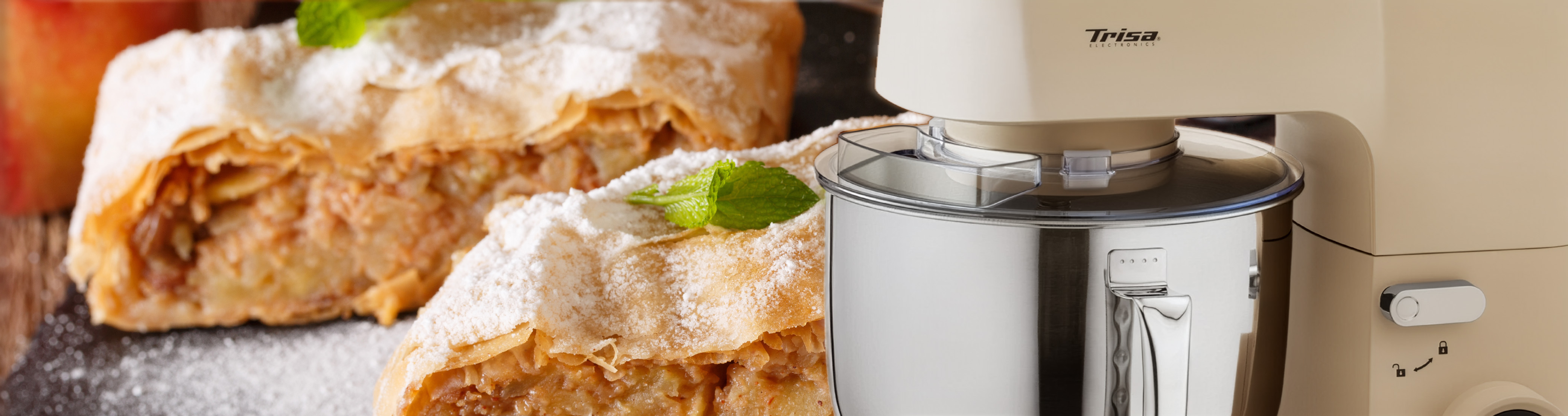 Zwei Stücke Apfelstrudel mit Puderzucker und Minzblättern mit Trisa Home Sweet Bakery Küchenmaschine.