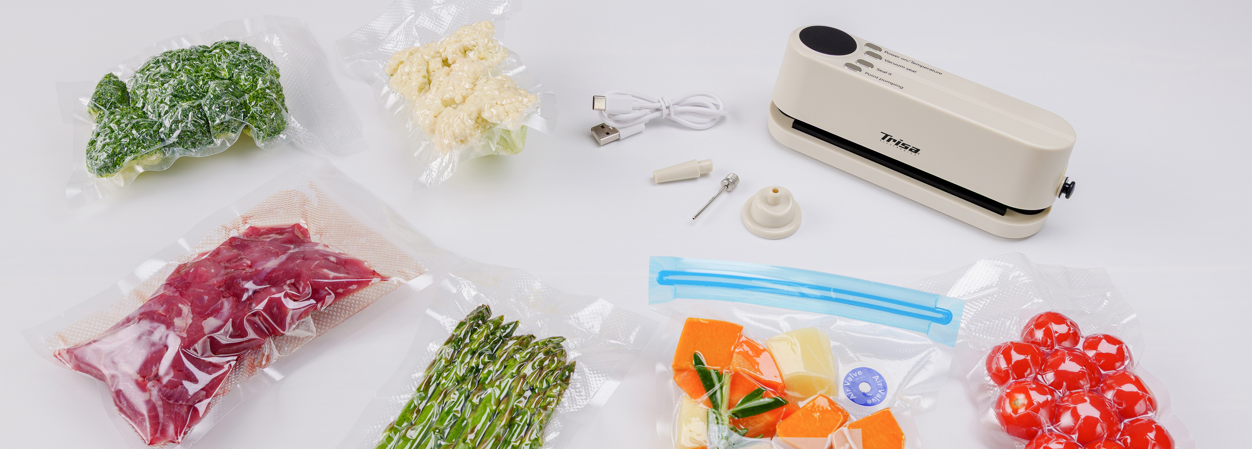 Photo de la machine sous vide avec tous ses accessoires, tels que le câble USB, les embouts de pompage ainsi que les différents sachets contenant des aliments sous vide.