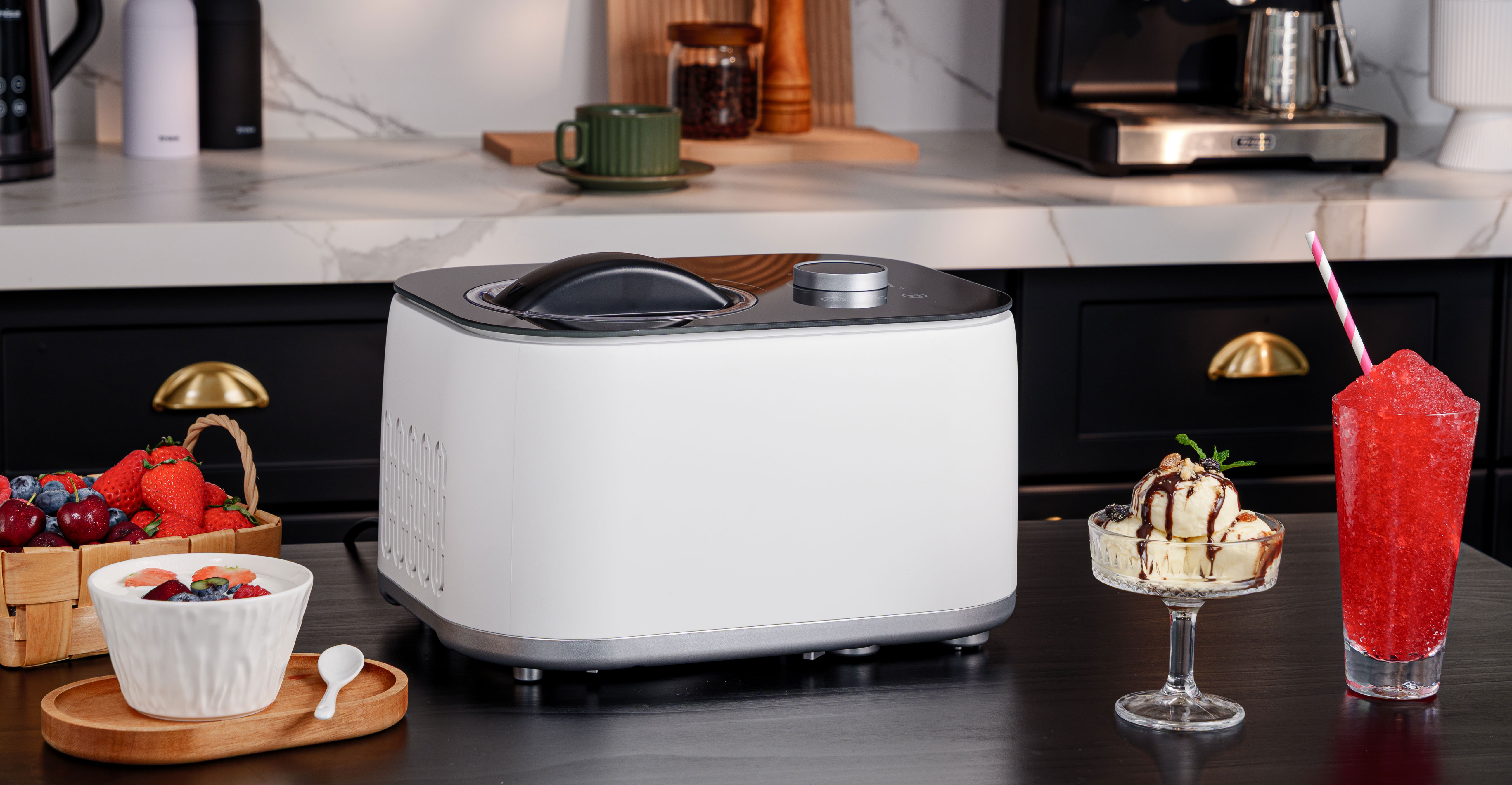 Foto: Glacémaschine La Cremeria Plus in Küchensetting