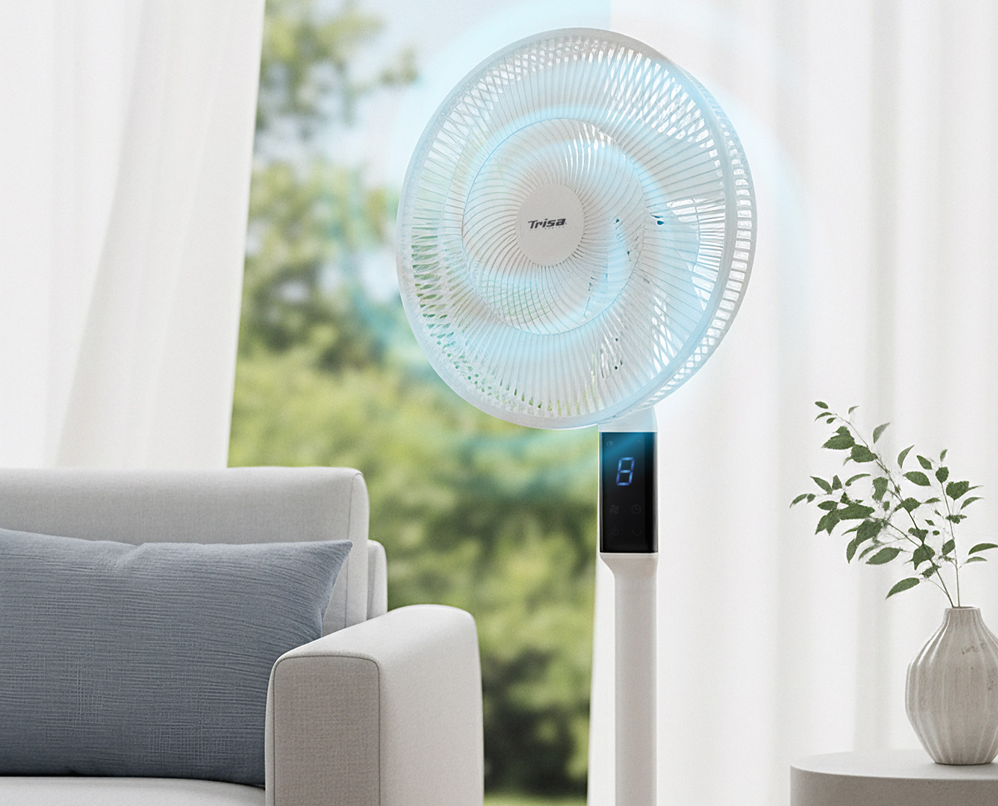 Trisa Comfort Breeze X83 Plus Standventilator mit digitalem Bedienfeld im hellen Wohnraum.